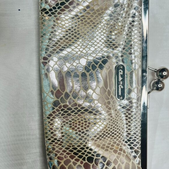 Vintage Glamour: Silver Handbag - Picture 3 of 8